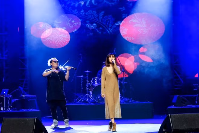 Thời gian qua, Bích Phương gặt hái nhiều thành công với ca khúc Gửi anh xa nhớ và Bao giờ lấy chồng. Hiện tại, sản phẩm được phát hành hồi đầu năm 2017 của cô vẫn rất được yêu thích trên bảng xếp hạng Zing Mp3.