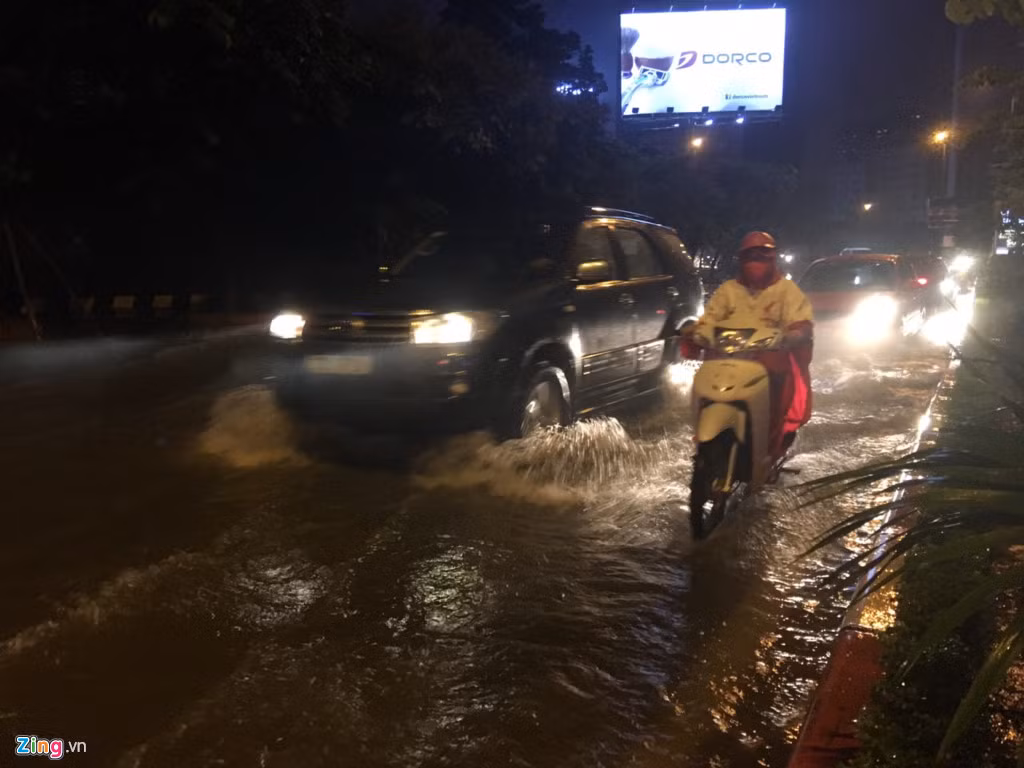 Đến 22h45, mưa ngớt nhưng ở hầu hết khu vực nội thành Hà Nội, khu vực ngoại thành vẫn còn mưa và cường độ đã giảm.