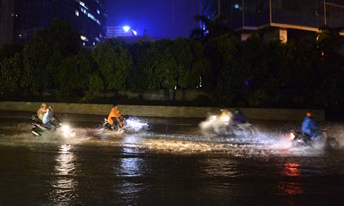 Anh: Mua lon gan 100mm, Ha Noi lai thanh...song