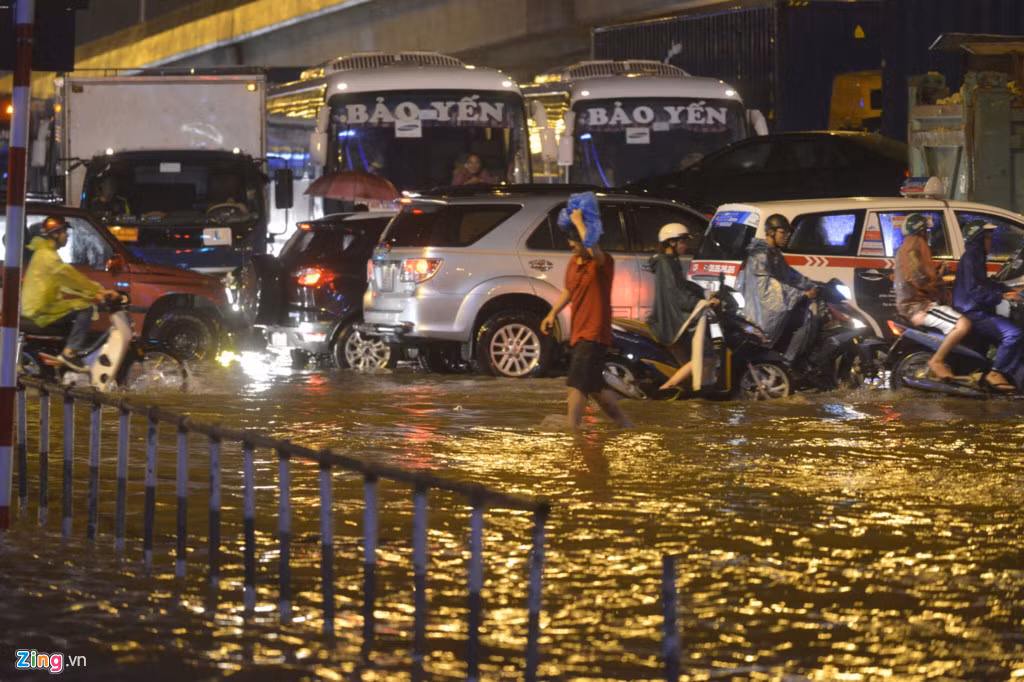 Đường Phạm Hùng đoạn trước cổng Bến xe Mỹ Đình.