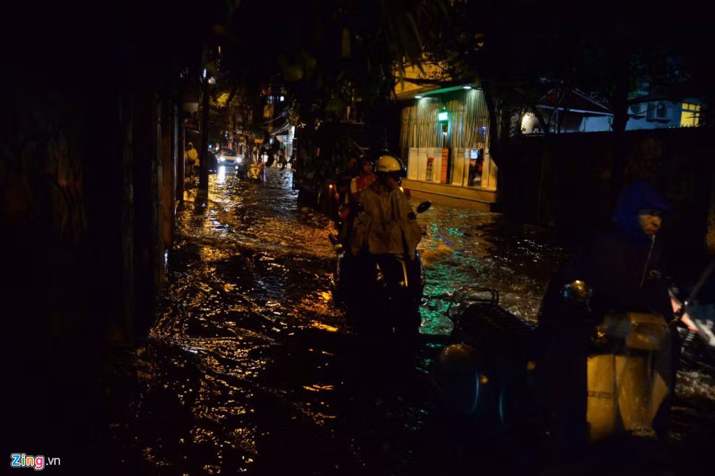 Nhiều phương tiện di chuyển khó khăn.