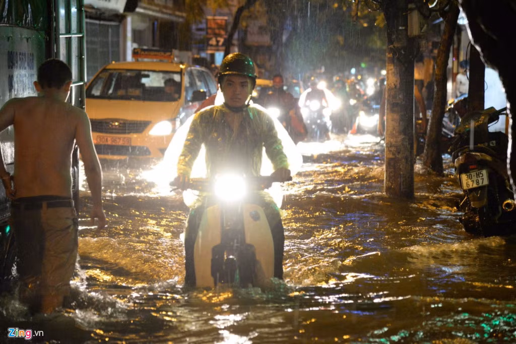 Cảnh ngập sâu, lút bánh xe máy ở phố Vũ Trọng Phụng.