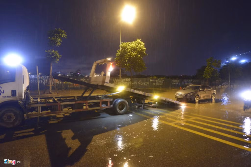 Ôtô chết máy đường Châu Văn Liêm, Nam Từ Liêm, chờ cứu hộ.