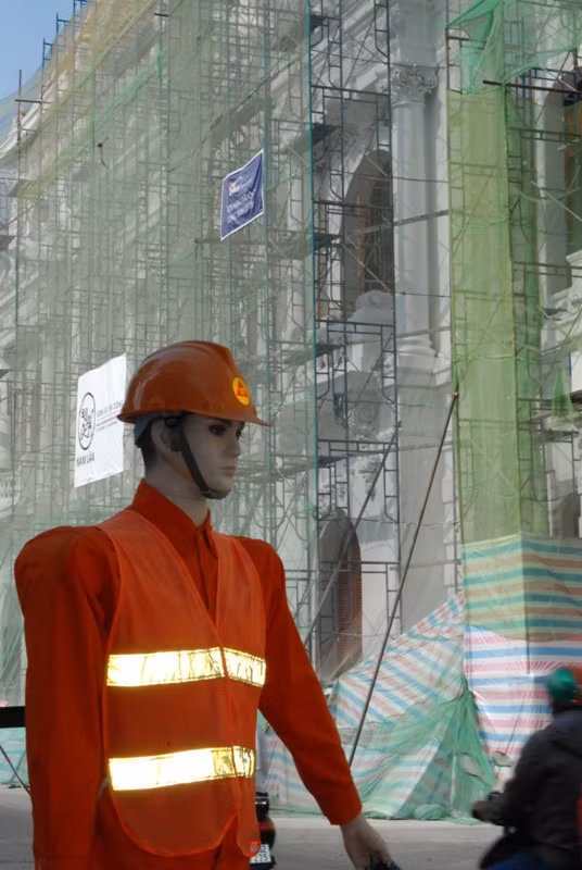 Còn đây là robot chỉ dẫn giao thông xuất hiện tại Sài Gòn. Ảnh: Giadinhnet.