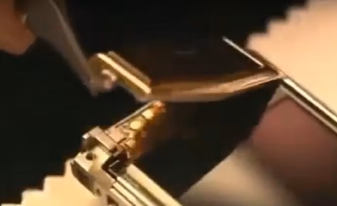 Quá trình chế tác tỉ mẩn đến từng nút bấm.