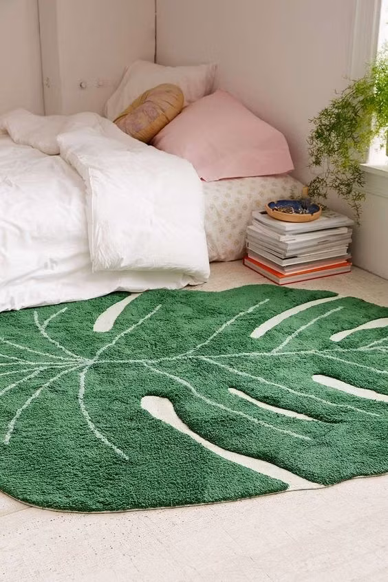 Chiếc thảm màu xanh khiến phòng ngủ nhà bạn trở nên nổi bật.