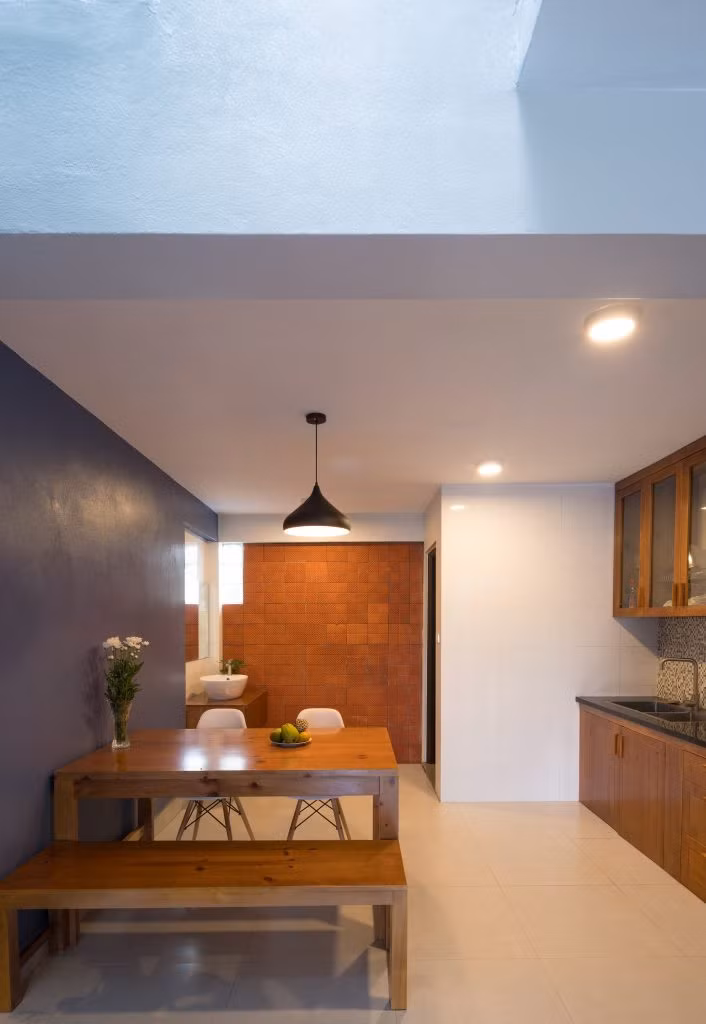 Bàn ghế ăn gỗ mộc.