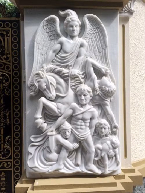 Hay tới cả họa tiết trang trí trên tường cũng giống nhau tới từng chi tiết nhỏ nhất. Ảnh: Pháp luật số