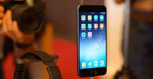 Với giá bán 9.790.000 triệu đồng, Bphone 2017 được đánh giá là smartphone thuộc phân khúc cận cao cấp. So với các mẫu smartphone cùng giá Bphone 2017 hứa hẹn sẽ mang đến sự cạnh tranh lớn trên thị trường Việt Nam.