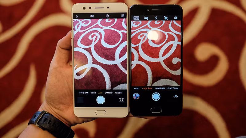 Cả hai đều trang bị màn hình độ phân giải Full HD nhưng màn hình của Bphone 2017 nhỏ hơn một chút (5,5 inch) trong khi Oppo F3 Plus là 6 inch. Bù lại với màn hình nhỏ, Bphone 2017 có mật độ điểm ảnh lớn hơn màn hình 6 inch của F3 Plus. Tuy nhiên, không phải người dùng cũng nhận rõ sự khác biệt này.