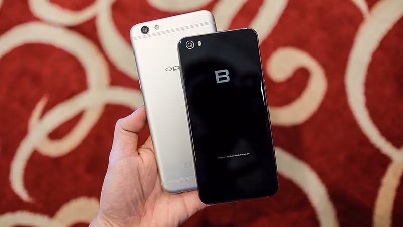 Về thiết kế, nếu như Oppo F3 Plus với kim loại nguyên khối bo cong các góc và khung viền thì Bphone 2017 vẫn đi theo thiết kế truyền thống: phẳng hóa, chỉ có phần khung kim loại được bo nhẹ.