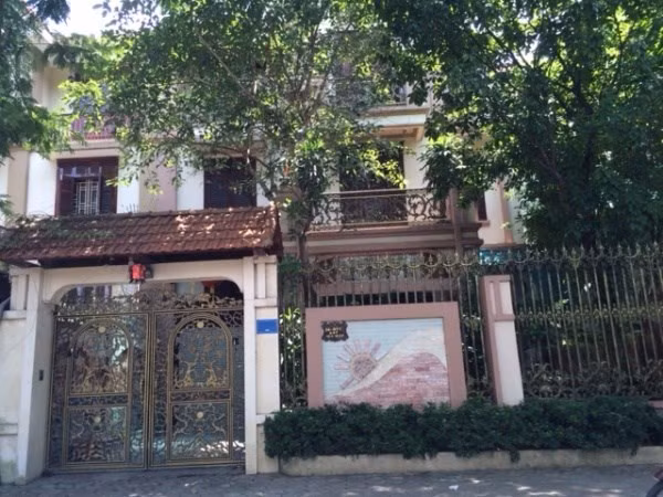 Cổng sắt mái thái làm tôn vẻ đẹp cho ngôi biệt thự vườn xanh mát. Ảnh: Infonet.