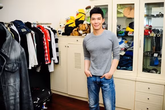 Điểm nhấn trong căn hộ của Nathan Lee còn nằm ở phòng quần áo đồ sộ của nam ca sĩ.