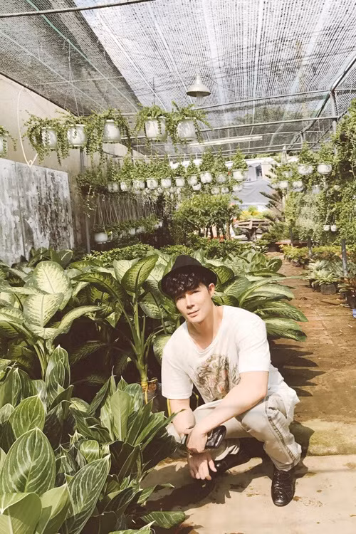 Một trong những sở thích của giọng ca 'Xinh' là đi mua cây cảnh. Để sở hữu được những giống cây quý hiếm, anh không ngại ra tận ngoại thành Sài Gòn 'săn lùng' hoặc đặt hàng những tay chơi cây cảnh nhập hàng từ nước ngoài về. Anh hiện có nhiều cây quý, có những cây cao hơn 4m.