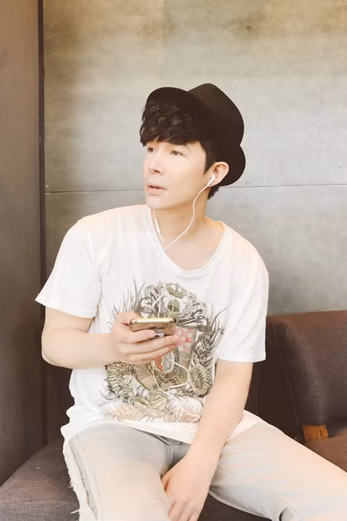 Nam ca sĩ mua nhiều cây cảnh về đặt khắp nơi trong căn nhà mới ở quận 2, TP HCM.