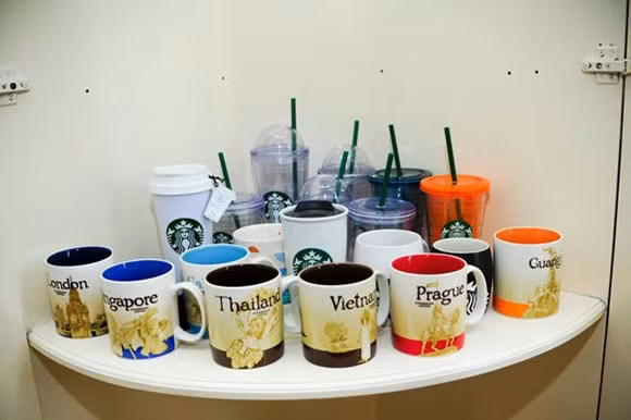 Nathan Lee là người có đam mê với các loại cốc và trong ngôi nhà của anh không thể thiếu bộ sưu tập cốc mà anh đã mua ở nhiều nước nơi anh đi qua.