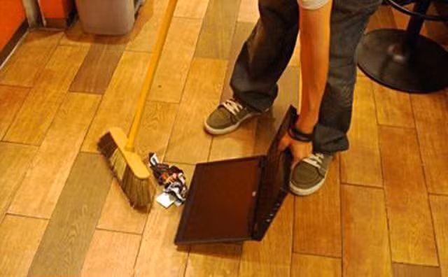 Biến laptop thành cái hót rác cũng không phải ý tưởng tồi. Ảnh: Loffee.