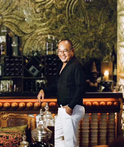 Hồi đó, gia đình ông chủ Khải Silk dựa vào một phần nghề may thêu của mẹ ông để sinh sống. Vì thế, ngoài giờ học, doanh nhân Hoàng Khải phải giúp mẹ thêu cờ thi đua để kiếm thêm thu nhập. Ảnh: Giaoduc.