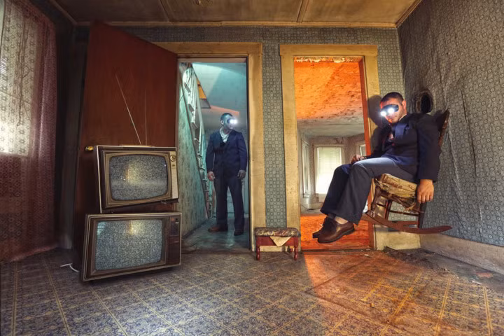 Bức ảnh "Bắt cóc" được thực hiện trong một căn nhà hoang cũ.