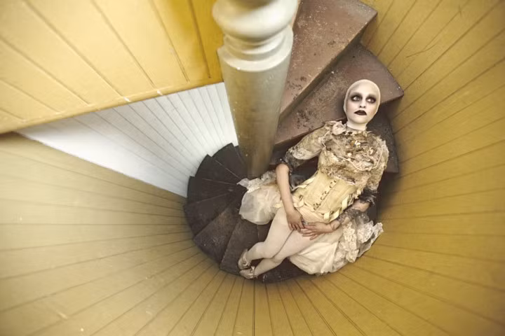 Sau hàng loạt những bức ảnh được chụp tại ngôi nhà hoang, Karen Jerzyk tiếp tục "sản xuất" ra những bức hình ẩn chứa cảm xúc đầy phức tạp của cô.