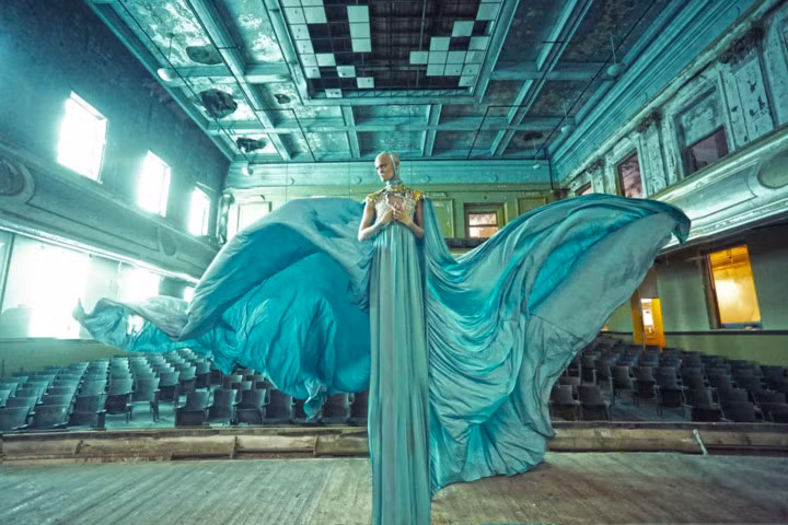 Karen Jerzyk cho biết, bản thân cô cũng không thể nghĩ rằng, bức hình được thực hiện trong nhà hát bị bỏ hoang đó lại tuyệt vời đến thế. Đây là tác phẩm "Người mẹ" của cô.