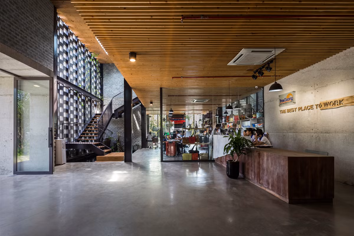 Tầng 1 trưng bày các sản phẩm mẫu và khu vực sinh hoạt chung.