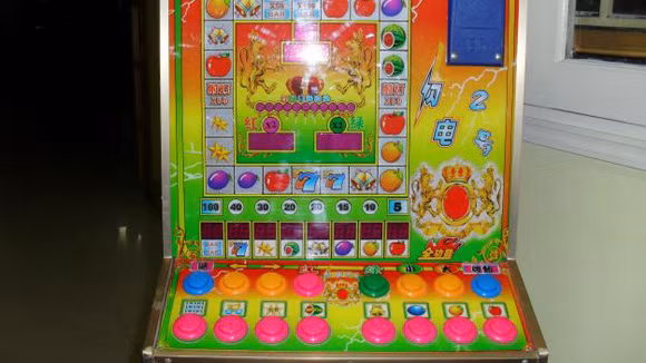 Trước đây, điện tử xèng có mặt ở nhiều nơi từ trường học đến nơi vui chơi công cộng. Ngày nay, xèng chỉ có ở các trung tâm thương mại. Ảnh: Anninhthudo.