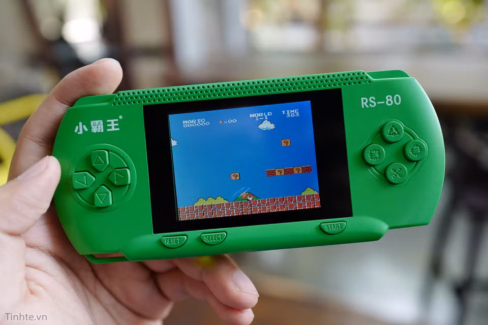 Máy chơi game RS-80 xuất xứ từ Trung Quốc gợi nhớ tuổi thơ của nhiều người với 280 game NES và mở rộng qua khe cắm băng. Ảnh: Tinhte.