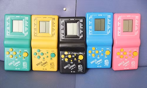  Máy chơi game xếp hình là một thiết bị điện tử làm mưa làm gió tại Việt Nam những năm 90. Đây cũng được xem là trò chơi hại não nhất của trẻ em ngày đó. Ảnh: Endgame.