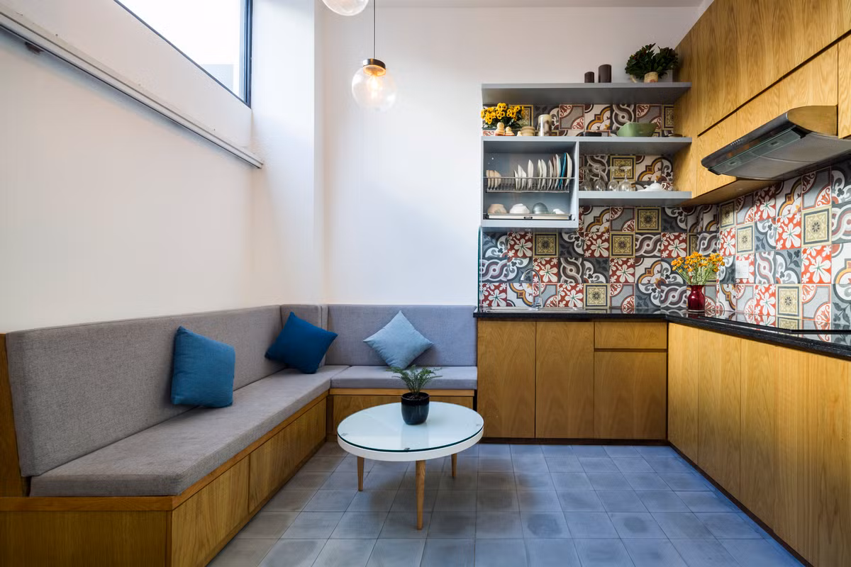 Phòng bếp lại mắt với gạch trang trí hoa văn.