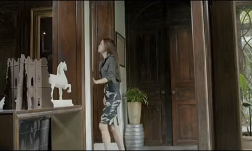 Cửa gỗ cũng để mộc làm toát lên vẻ đẹp cổ kính của ngôi nhà.