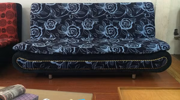 Với giá khoảng hơn 3 triệu đồng, sofa giường kích thước 1.8 x 1.2 m có khung làm bằng gỗ dầu đã qua xử lý. Phần chân ghế được thiết kế chắc chắn bằng inox và chất liệu vải bọc cao cấp. Ảnh: Hungphatsaigon.