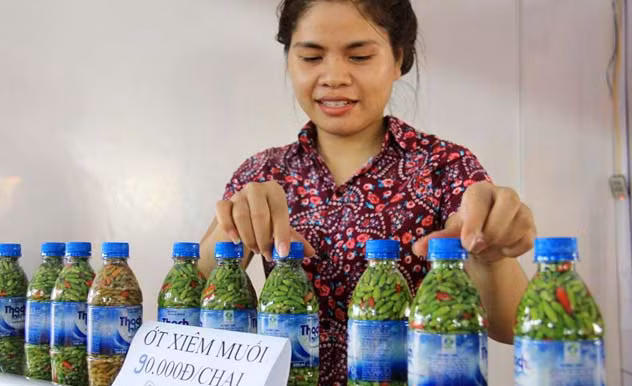 Mỗi lọ có dung tích khoảng 0,5 lít được bán với giá từ 80-100.000 đồng/lọ. Ảnh: Dân Việt.