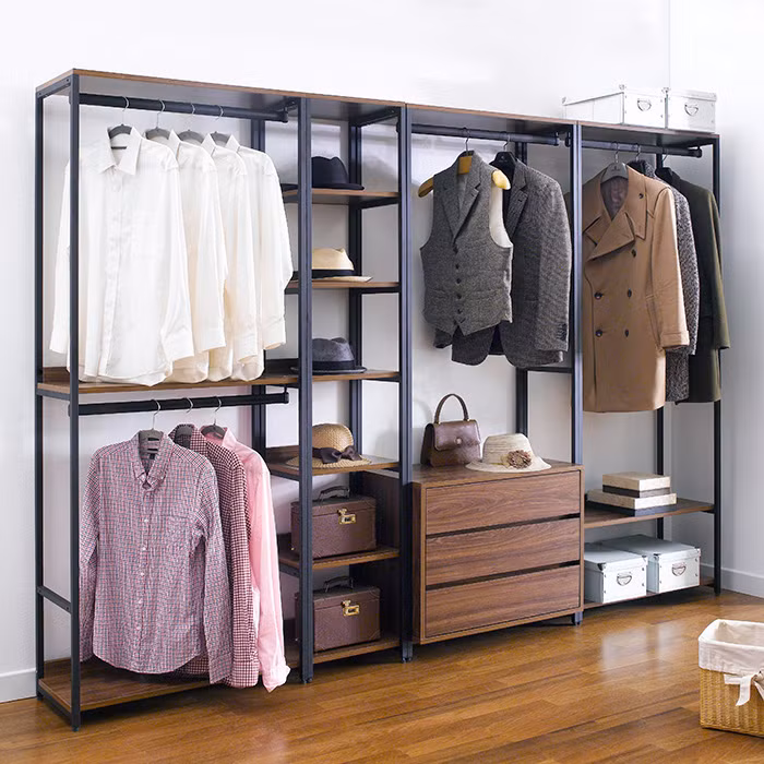 Tủ quần áo thiết kế dạng mở và chia nhiều ngăn giúp tiết kiệm diện tích phòng ngủ và mang đến không gian hiện đại, năng động.