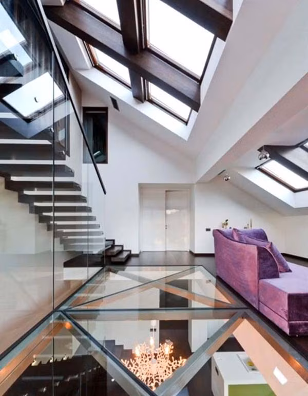 Với những không gian chật hẹp, nhà mặt thoáng lấy ánh sáng tự nhiên ít thì việc sử dụng sàn trong suốt là giải pháp tối ưu. Ánh sáng xuyên suốt từ mái nhà, qua các sàn kính tầng dưới chiếu sáng cho toàn ngôi nhà. Nguồn ảnh: Trendir.