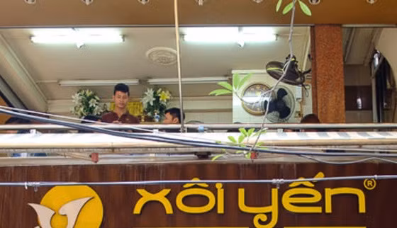 Được biết, cửa hàng Xôi Yến mở vào năm 1997. Nếu như ngày mới hoạt động, cửa hàng tiêu thụ khoảng 10kg gạo nếp mỗi ngày thì giờ đây con số này đã tăng lên 200 kg, gấp 20 lần. Ảnh: Zing.