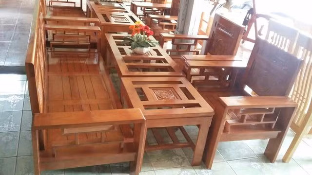 Phòng khách hiện đại có thể chọn sofa đơn giản nhưng tinh tế. Gia chủ yêu thích sự cầu kỳ có thể chọn sofa có hoa văn trạm trổ phá cách. Ảnh: Chotot.