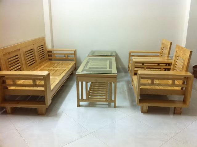 Tùy thuộc vào thiết kế phòng khách mà người mua chọn sofa gỗ cho phù hợp. Khác với sofa nỉ, sofa da, sofa gỗ có kiểu dáng đơn giản hơn nhưng luôn thể hiện sự sang trọng và hài hòa. Ảnh: Mộc Trung Đông.