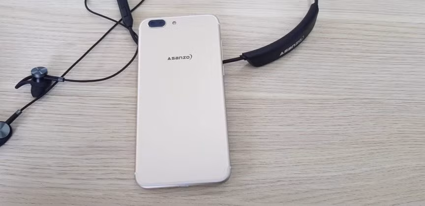 Máy sở hữu camera kép, sở hữu độ phân giải 16 MP và bỏ jack tai nghe 3.5mm. Ảnh: Tapchicongnghe.