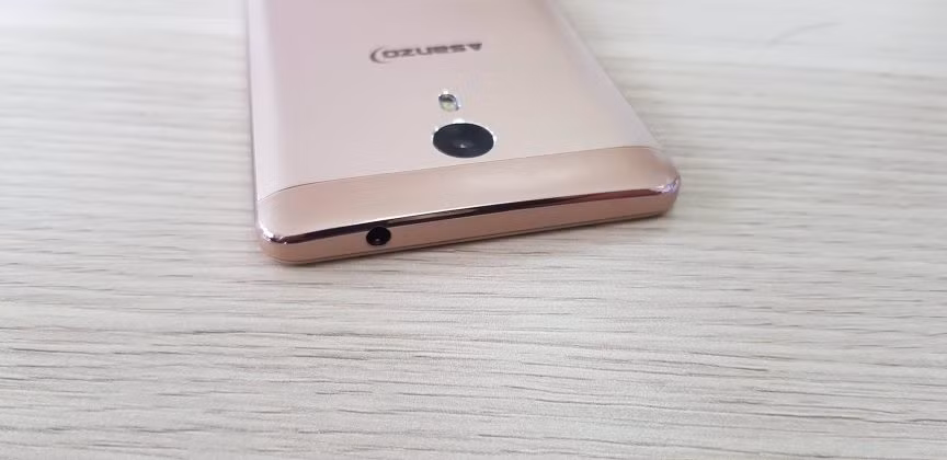 Ngoài Z5, Asanzo sẽ ra mắt phiên bản khác giá rẻ hơn và có cải thiện về pin so với Z5. Ảnh: Tapchicongnghe.