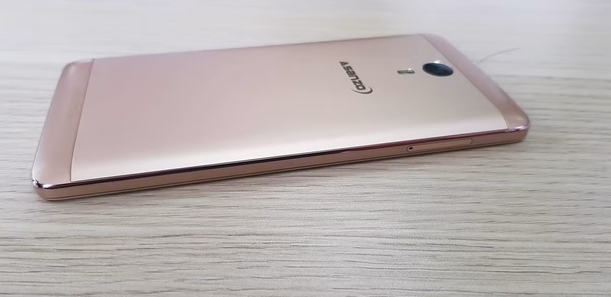 Trong hai mẫu điện thoại made in Vietnam sắp ra mắt có một sản phẩm là Asanzo Z5. Ảnh: Tapchicongnghe.