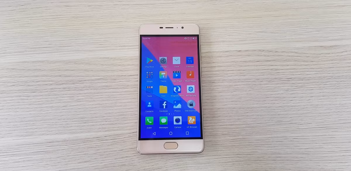 Trong khi đó, mặt trước Asanzo Z5 lại giống với một số sản phẩm của OPPO gần đây, được tích hợp cảm biến vân tay. Ảnh: Tapchicongnghe.