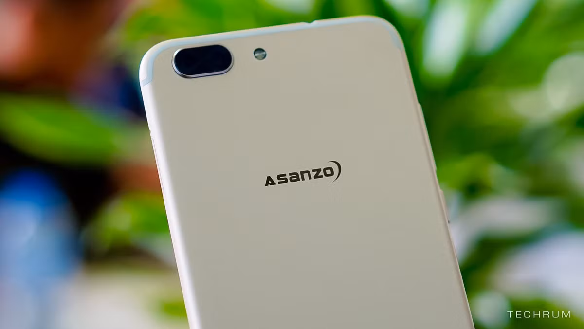 Đặc biệt, đây là mẫu điện thoại được sản xuất hoàn toàn tại Việt Nam. Các smartphone của Asanzo sẽ có giá từ 3 - 5 triệu đồng, phục vụ chủ yếu ở khu vực nông thôn. Ảnh: Techrum.
