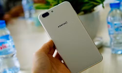 Thiết kế mặt sau của Asanzo Z5 có thiết kế tương tự iPhone 7 Plus. Ảnh: Techrum.