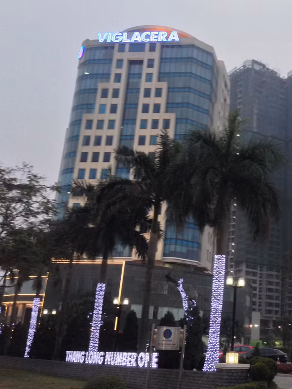 Theo đó, năm 2008, UBND thành phố đã có quyết định phê duyệt tiền sử dụng đất cho dự án này hơn 407,1 tỷ đồng. Sau đó vào năm 2011, chủ đầu tư phải nộp bổ sung hơn 94,6 tỷ đồng nghĩa vụ tài chính về đất do điều chỉnh nâng tầng cho dự án.