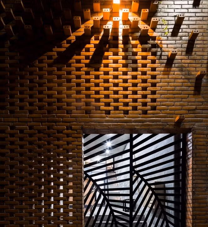 Trang trí bằng gạch kết hợp ánh đèn tạo hiệu ứng đẹp mắt.