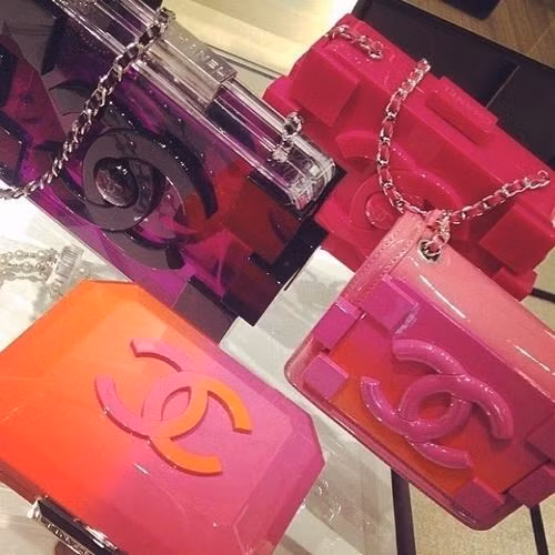 Với số tiền khổng lồ đó, cô thoải mái tận hưởng cuộc sống vô cùng xa hoa của mình với hàng loạt bộ sưu tập hàng hiệu “khủng” đến từ những thương hiệu nổi tiếng thế giới. Ảnh: Exprez.