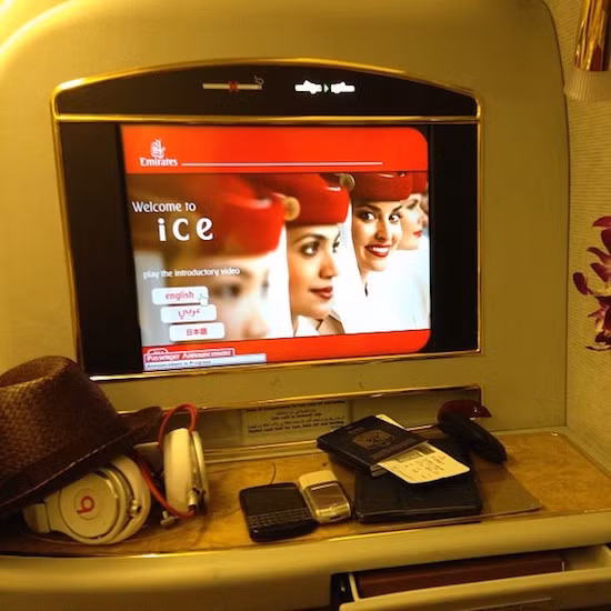 Anh thường xuyên đi du lịch bằng chuyên cơ riêng. Nếu không sử dụng chuyên cơ riêng, anh thường đặt những khoang thương gia xa xỉ bậc nhất của các hãng hàng không. Ảnh: Printest.