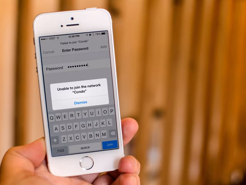 Wifi công cộng được xem là mối nguy hại với người dùng di động. Khi sử dụng wifi công cộng, nên để chế độ Public khi kết nối và ưu tiên dùng mạng được bảo mật bằng mật khẩu. Ảnh: iMore.