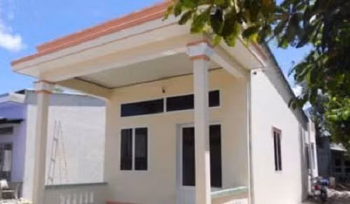 Mẫu nhà này có sân trước nhỏ, lợp một mái bằng tôn cùng một sân thượng nhỏ trước nhà. Nhà có 2 phòng ngủ, một phòng khách, một phòng bếp + nhà ăn và một nhà vệ sinh chung tại cuối căn nhà. Ảnh: Datbinhduong.